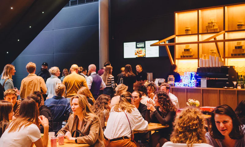Bezoekers van het Van Gogh Museum in het café in het Atrium. Foto: Jelle Draper